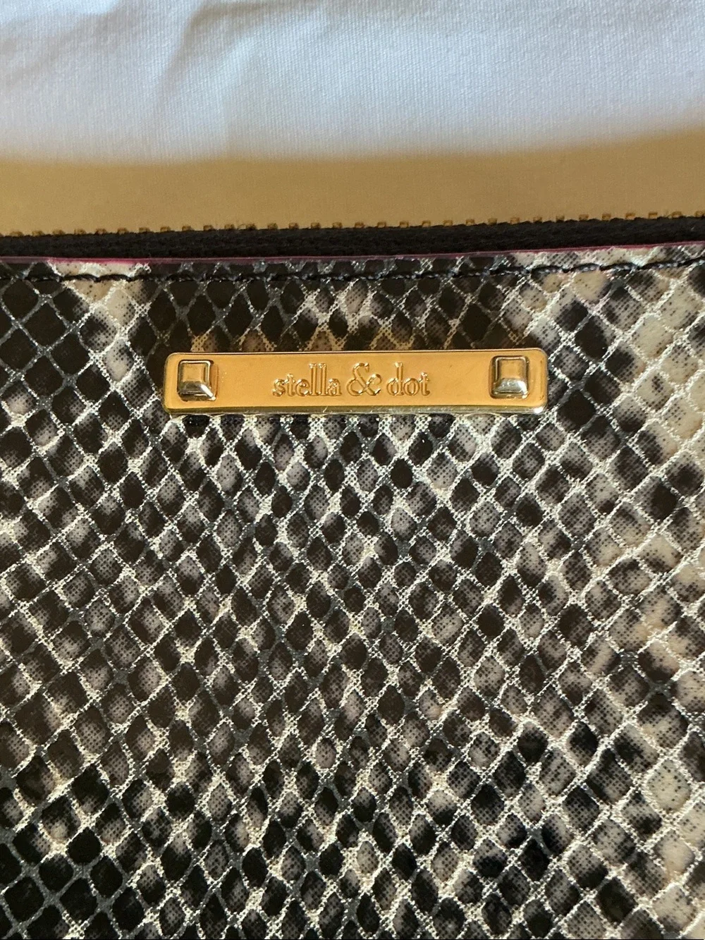 Stella & Dot Black and Cream Snake-Print Zip Wallet - Picture 2 of 9